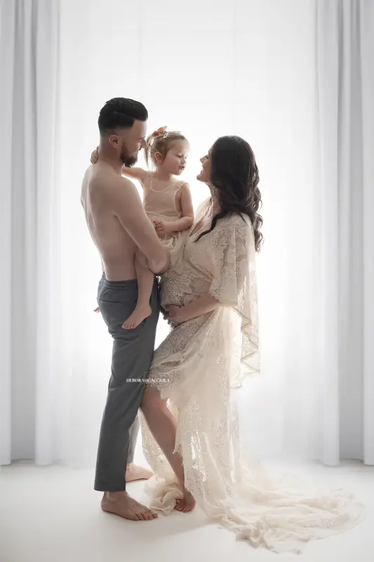 pregnancy portrait in Orléans, France: pregnant woman, elegant vertical shot, in color