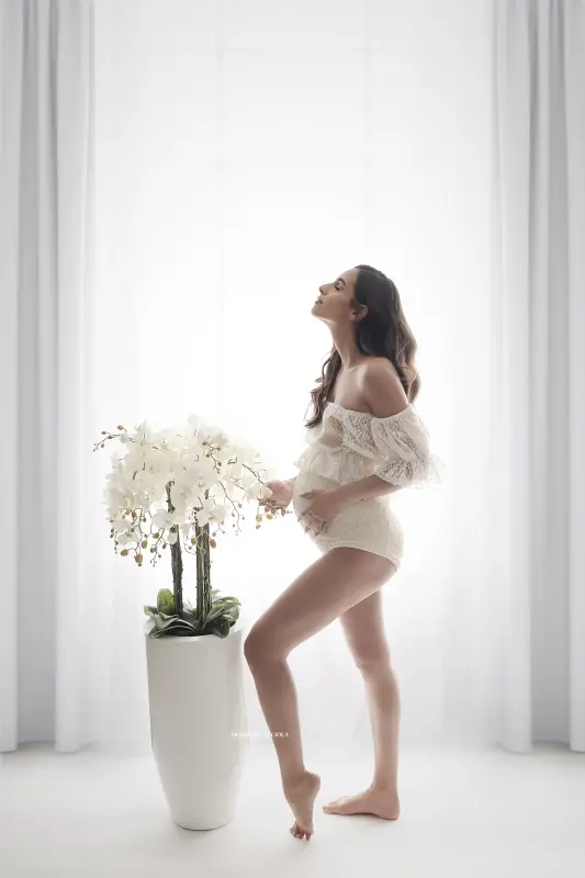 pregnancy photo in studio in Orléans, France: maternity silhouette, polished vertical portrait, black-and-white style