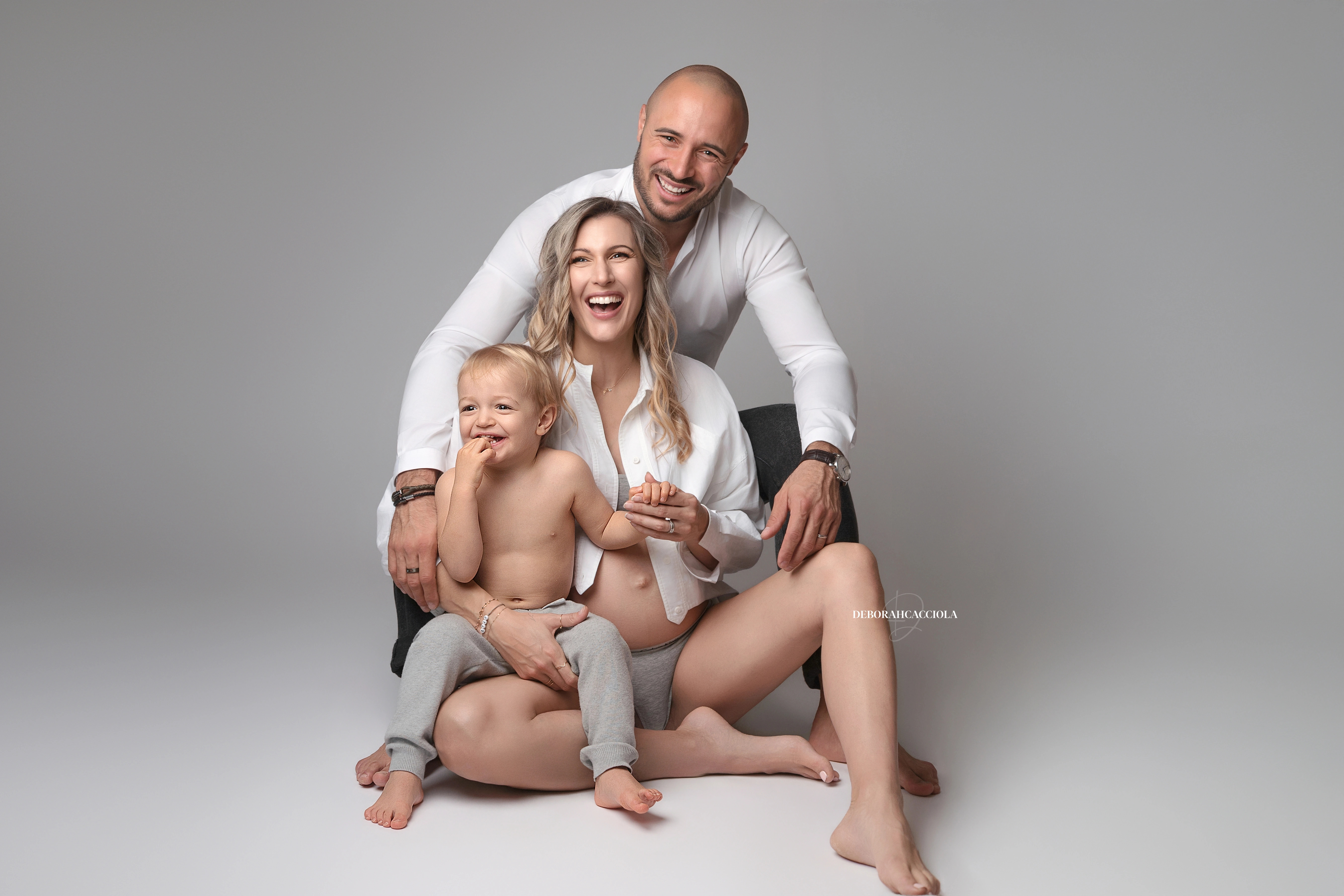 pregnancy session in Orléans, France, studio maternity portrait, balanced horizontal framing, clear natural result