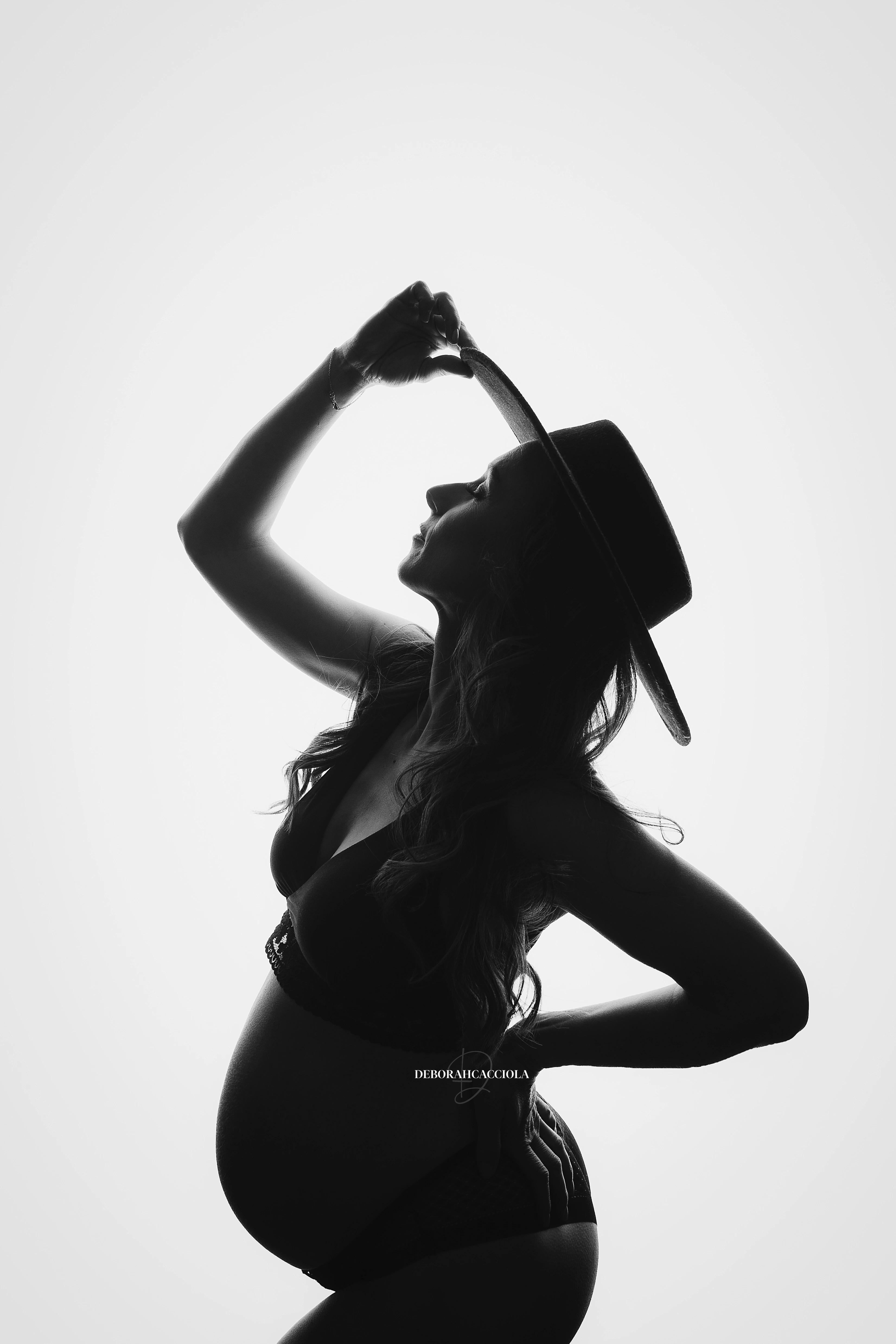 pregnancy portrait in Orléans, France, studio maternity portrait, natural close portrait, rendu noir and blanc