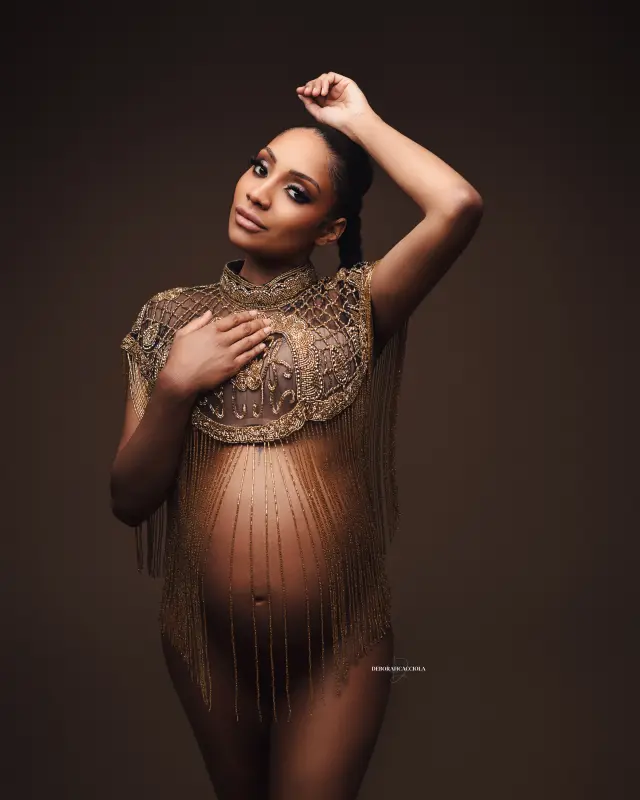 pregnancy photo in Orléans, France: mother-to-be during a studio session, soft vertical framing, natural colors