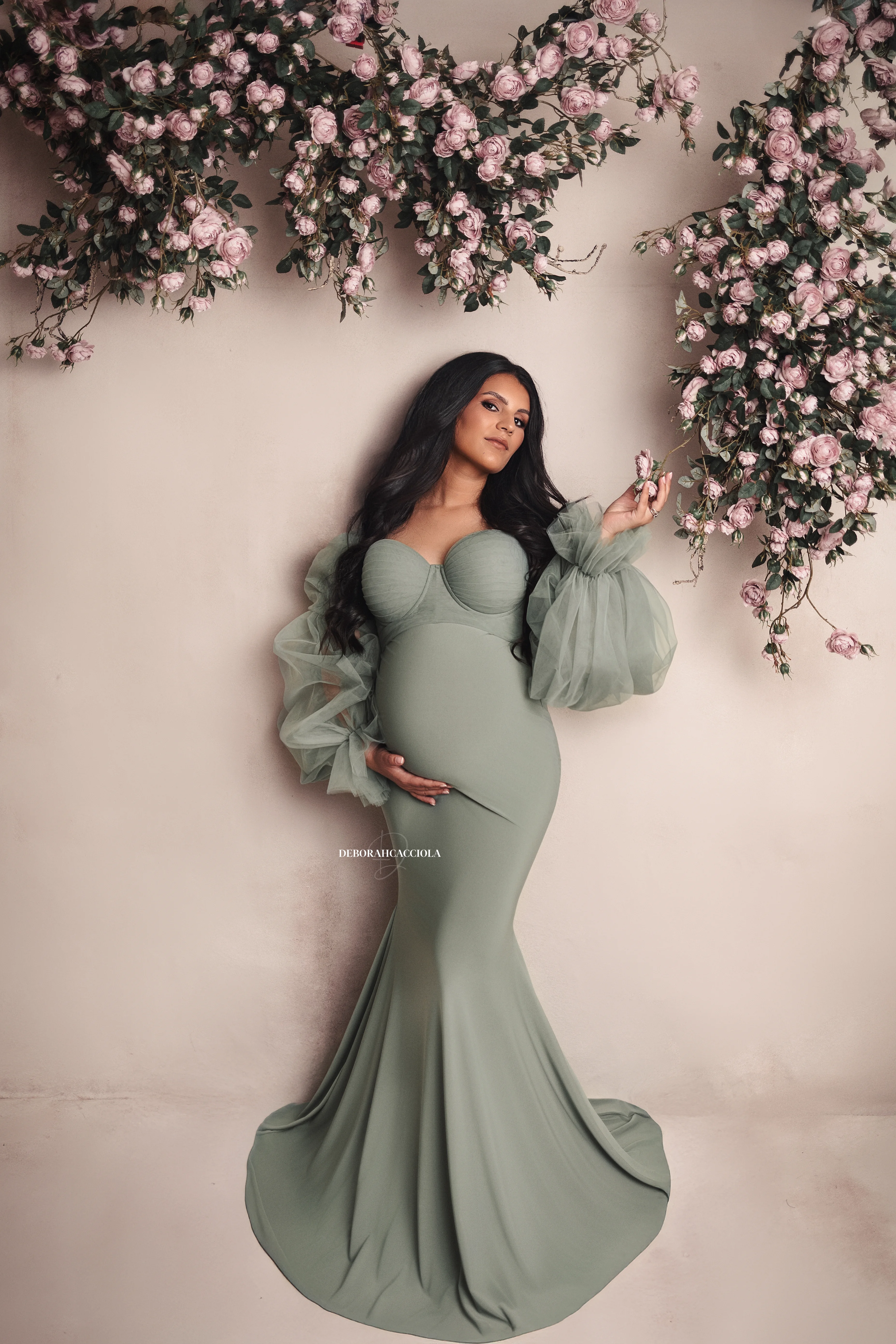 pregnancy photo in studio in Orléans, France: mother-to-be during a studio session, soft vertical framing, natural colors