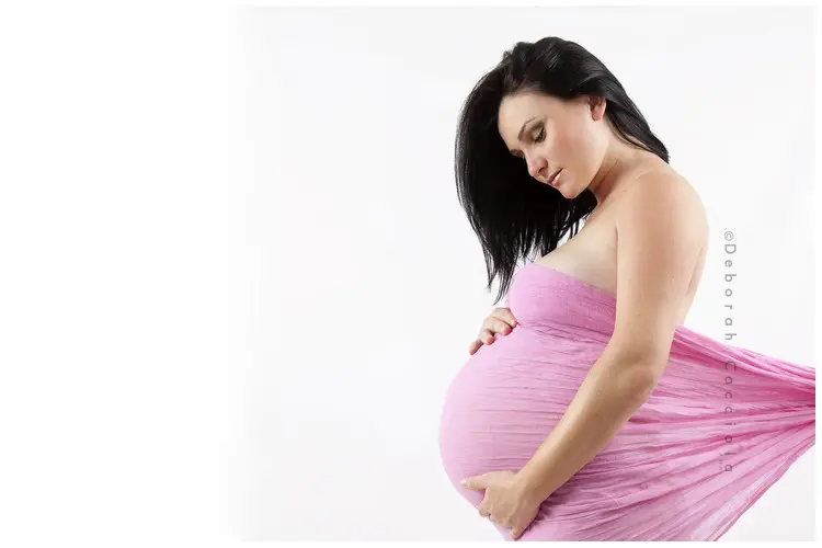 pregnancy photo in Orléans, France, studio maternity portrait, balanced horizontal framing, soft palette