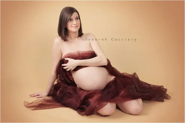 pregnancy session in Orléans, France: natural maternity, soft horizontal setup, clear natural result