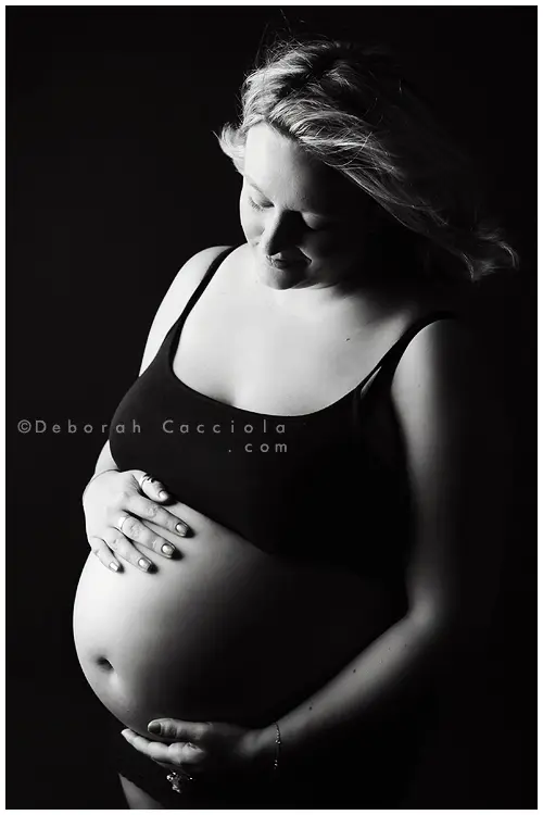 maternity portrait in Orléans, France, mother-to-be during a studio session, soft vertical framing, rendu noir and blanc