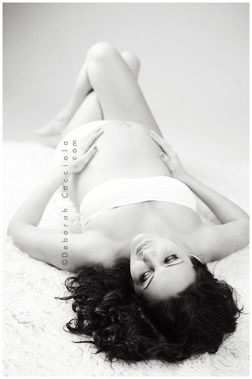 pregnancy portrait in Orléans, France, mother-to-be, natural close portrait, rendu noir and blanc