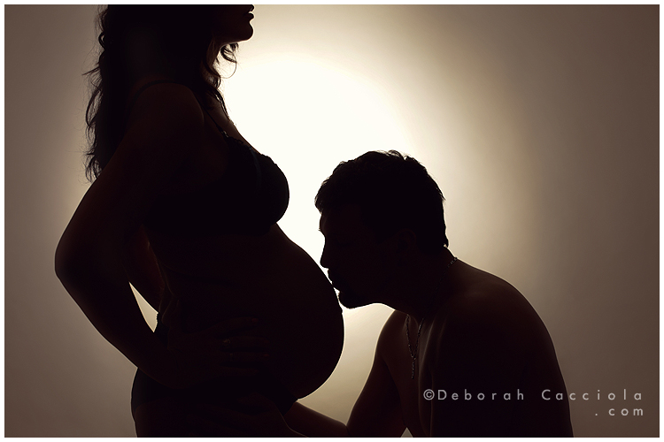 pregnancy photo in studio in Orléans, France: connected parents-to-be, balanced horizontal framing, soft palette