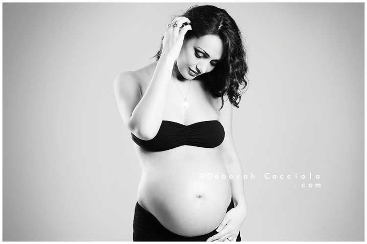 pregnancy photo in Orléans, France, pregnant woman, wide natural composition, rendu noir and blanc