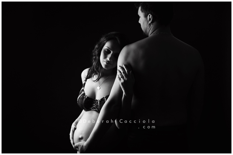 pregnancy scene Orléans, France, parents-to-be duo, soft horizontal setup, black-and-white contrast