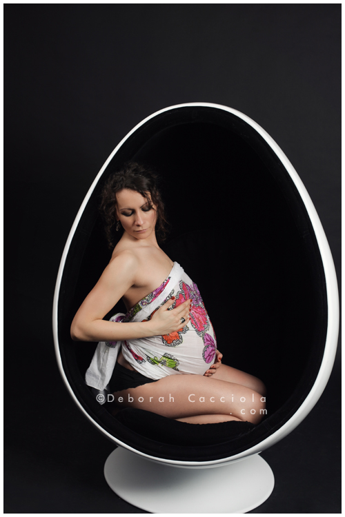 pregnancy portrait in Orléans, France: maternity silhouette, polished vertical portrait, soft palette