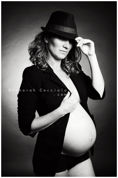 maternity portrait in Orléans, France: mother-to-be, natural close portrait, style monochrome