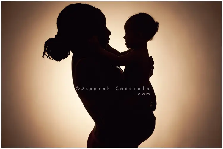 pregnancy session in studio in Orléans, France: mother-to-be, balanced horizontal framing, clear natural result