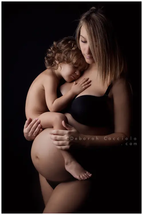 maternity portrait Orléans, France, pregnancy moment, elegant vertical shot, bright style
