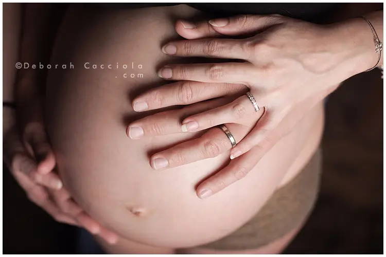 pregnancy session in studio in Orléans, France: pregnancy moment, wide natural composition, bright style