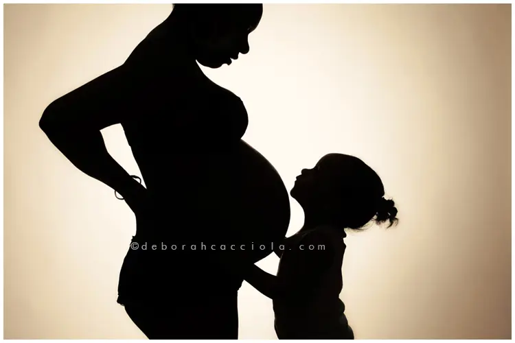 pregnancy scene Orléans, France, studio maternity portrait, balanced horizontal framing, natural tones