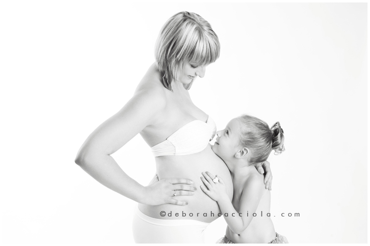 pregnancy scene Orléans, France, maternity silhouette, soft horizontal setup, black-and-white contrast