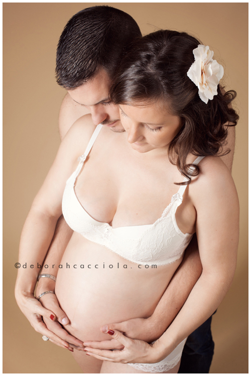 pregnancy photo in studio in Orléans, France: connected parents-to-be, soft vertical framing, natural colors
