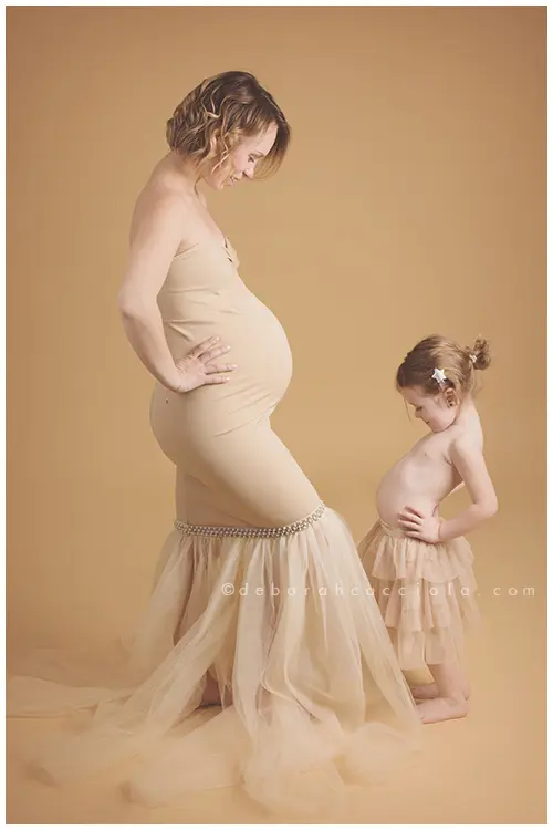 pregnancy portrait in Orléans, France: mother-to-be, natural close portrait, soft palette