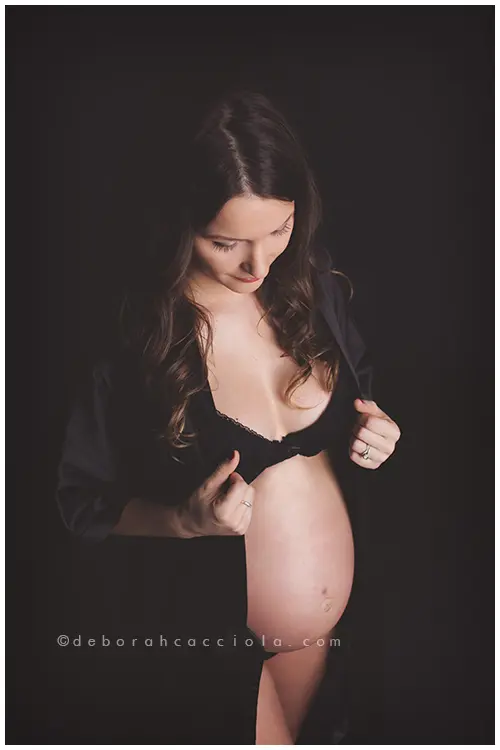 pregnancy portrait in studio in Orléans, France: maternity silhouette, polished vertical portrait, soft palette