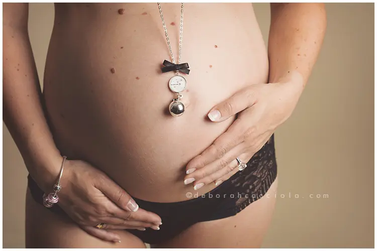 pregnancy photo in Orléans, France, studio maternity portrait, balanced horizontal framing, soft palette