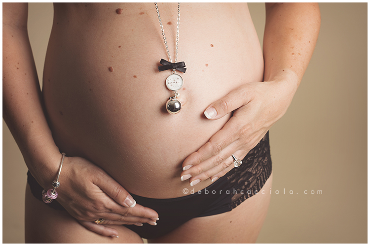 pregnancy photo in Orléans, France, studio maternity portrait, balanced horizontal framing, soft palette