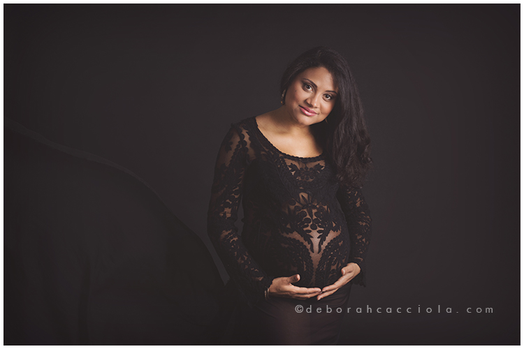 pregnancy scene in Orléans, France: natural maternity, soft horizontal setup, natural tones
