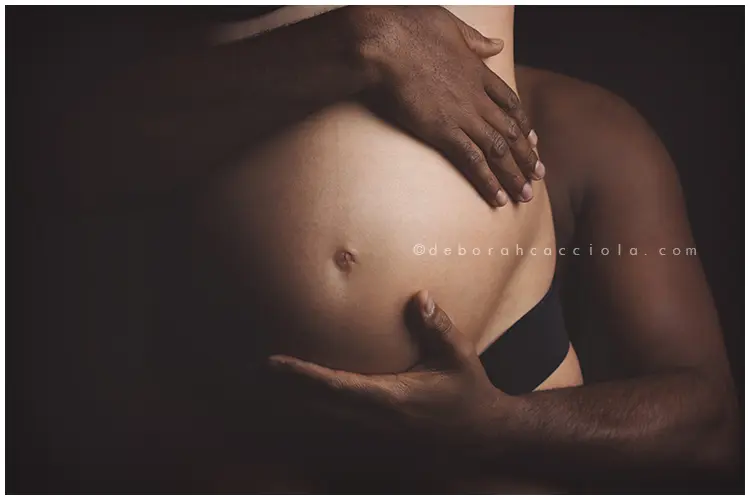 pregnancy session in studio in Orléans, France: connected parents-to-be, balanced horizontal framing, clear natural result