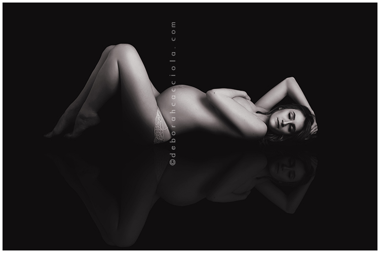 pregnancy photo in Orléans, France, pregnancy moment, wide natural composition, rendu noir and blanc