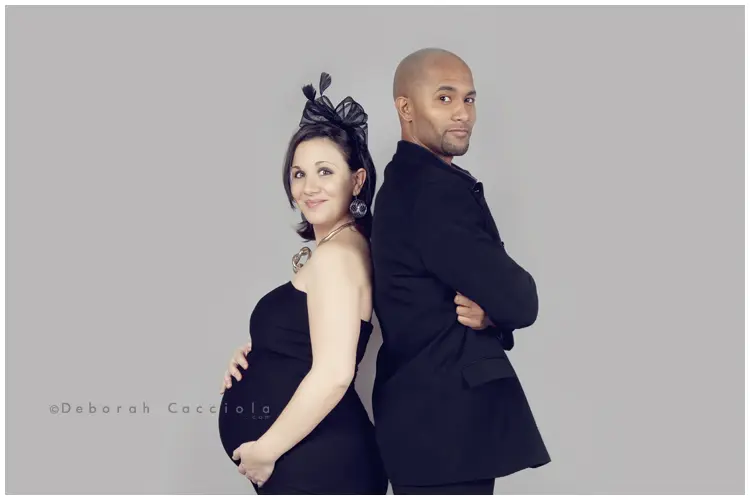 pregnancy scene Orléans, France, studio maternity portrait, balanced horizontal framing, natural tones