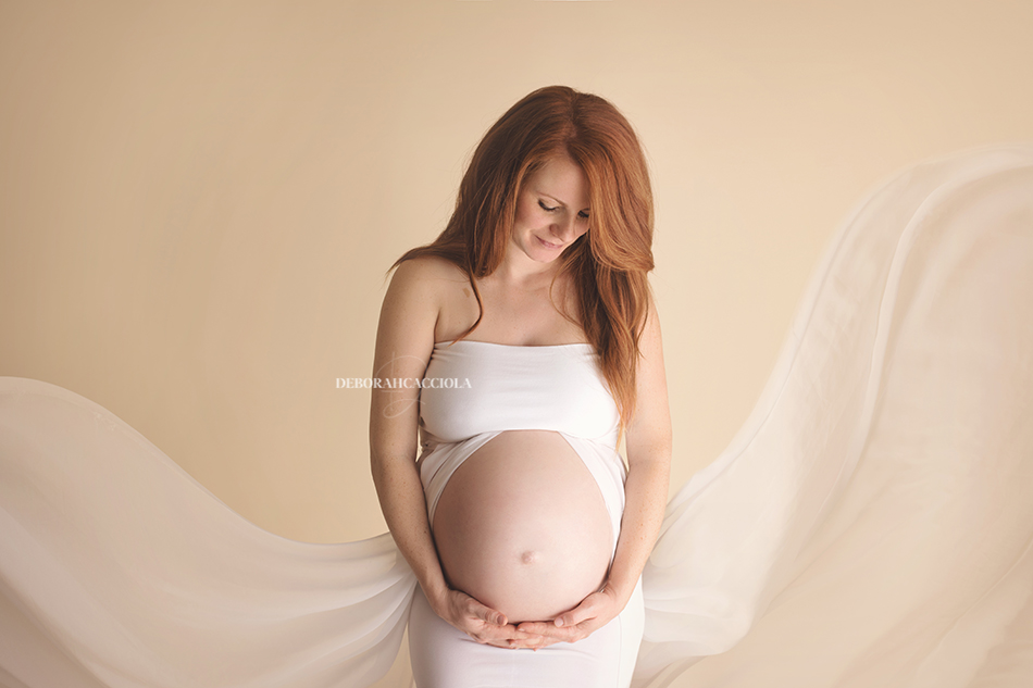 pregnancy session in studio in Orléans, France: maternity silhouette, soft horizontal setup, clear natural result