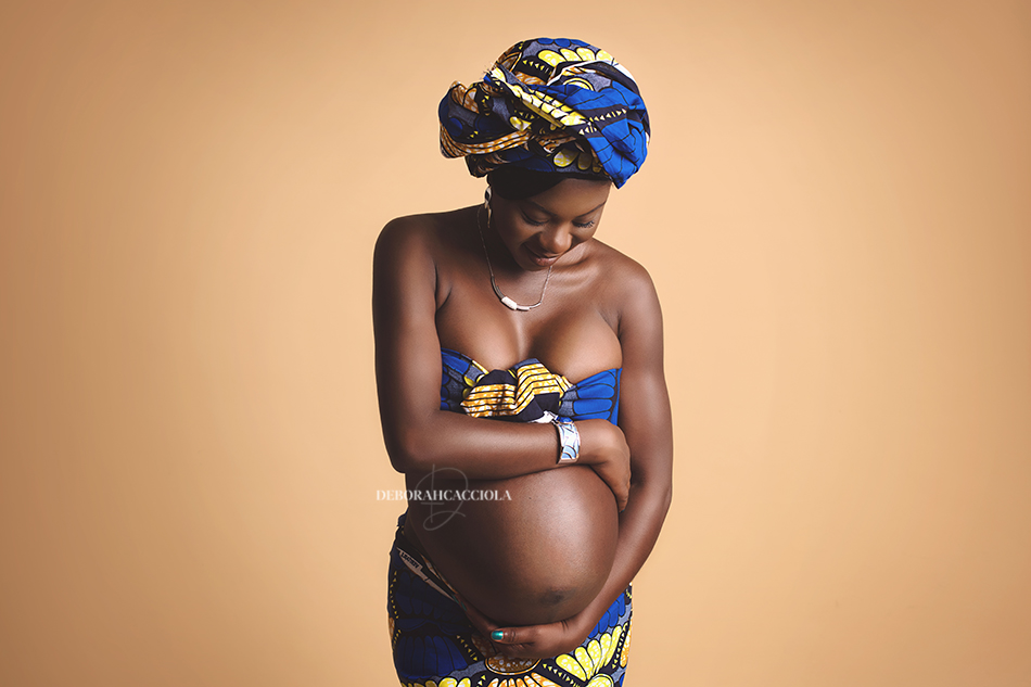 pregnancy photo in Orléans, France, maternity silhouette, soft horizontal setup, soft palette