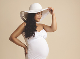 pregnancy session Orléans, France, natural maternity, soft horizontal setup, clear natural result