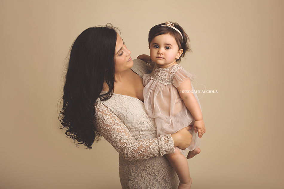 pregnancy photo in studio in Orléans, France: pregnant woman, wide natural composition, in color