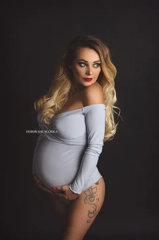 studio maternity portrait in Orléans, France: pregnant woman, elegant vertical shot, bright style