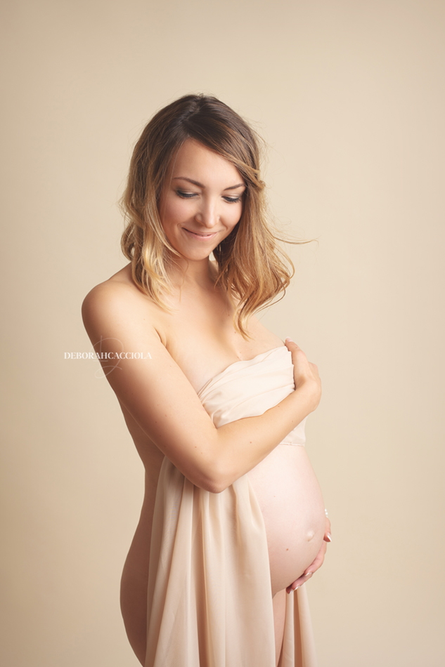 maternity portrait in Orléans, France: studio maternity portrait, natural close portrait, clear natural result