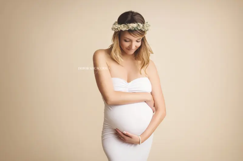 pregnancy photo in Orléans, France, mother-to-be, balanced horizontal framing, soft palette