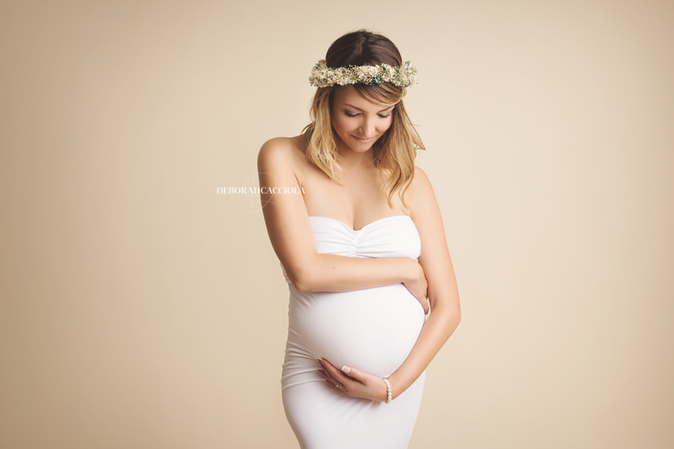pregnancy photo in Orléans, France, mother-to-be, balanced horizontal framing, soft palette