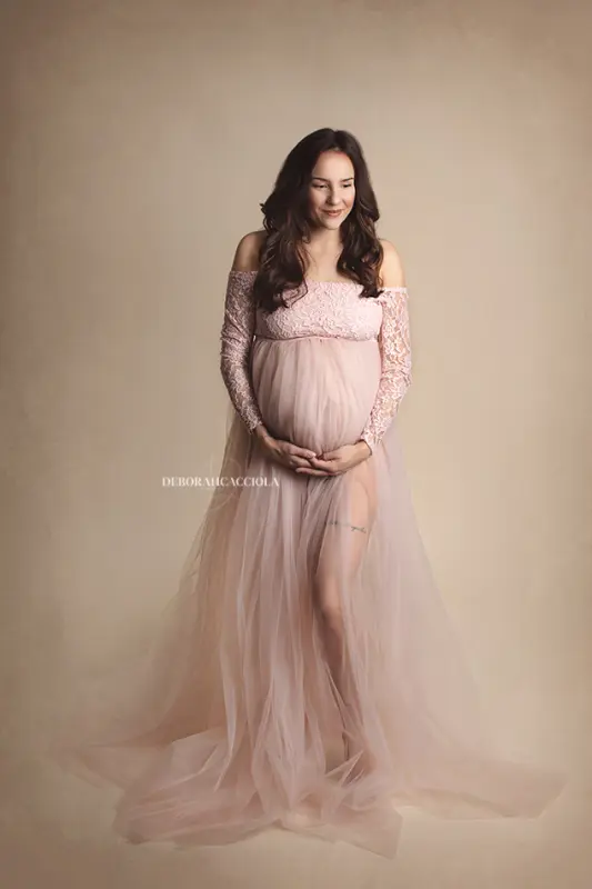 pregnancy photo in Orléans, France: mother-to-be, natural close portrait, natural tones