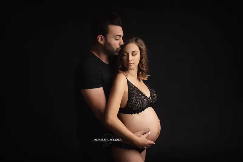 pregnancy photo in Orléans, France: connected couple, wide natural composition, in color