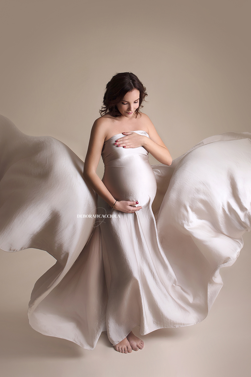 maternity portrait in Orléans, France, natural maternity, polished vertical portrait, clear natural result