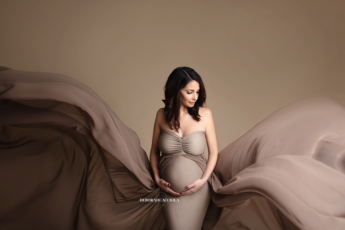 pregnancy photo in Orléans, France: maternity silhouette, soft horizontal setup, soft palette