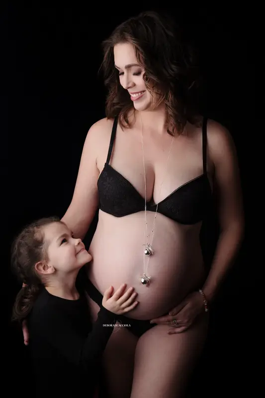pregnancy portrait Orléans, France, natural maternity, polished vertical portrait, soft palette