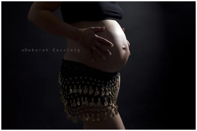 pregnancy scene in studio in Orléans, France: mother-to-be, balanced horizontal framing, black-and-white style