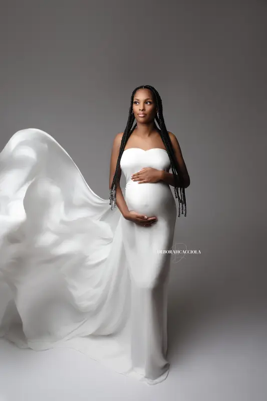 studio maternity portrait in Orléans, France: maternity silhouette, polished vertical portrait, black-and-white style