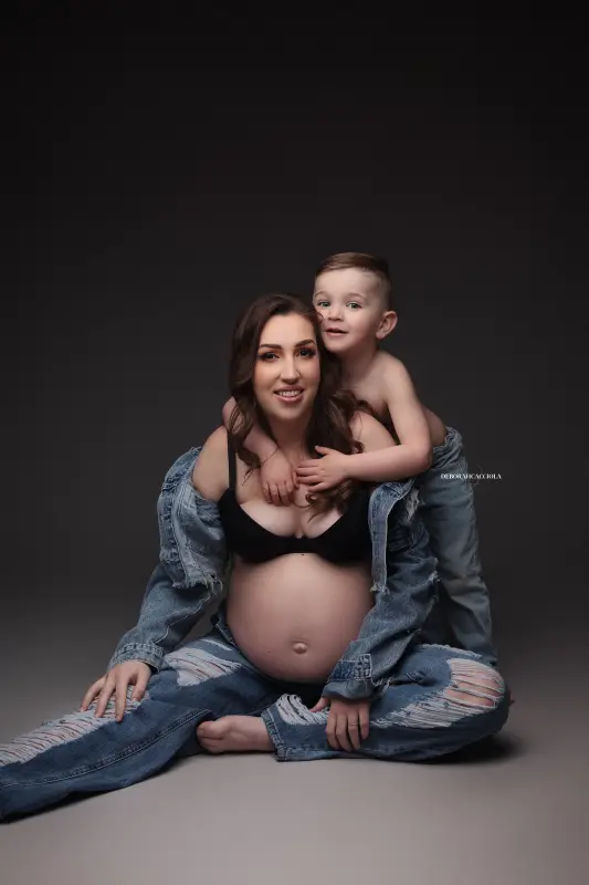 pregnancy photo Orléans, France, mother-to-be during a studio session, soft vertical framing, natural colors