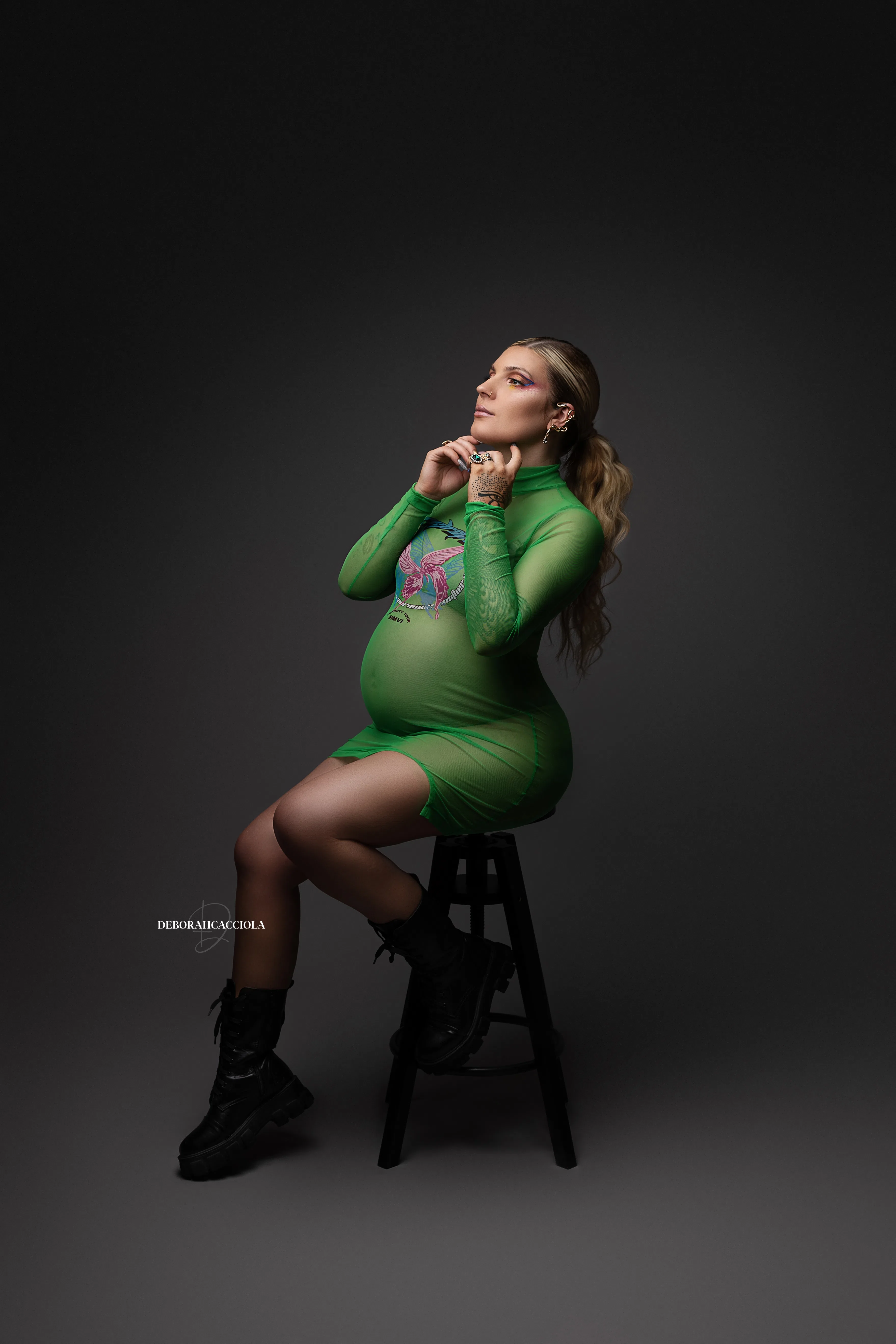 studio maternity portrait in Orléans, France: maternity silhouette, polished vertical portrait, black-and-white style