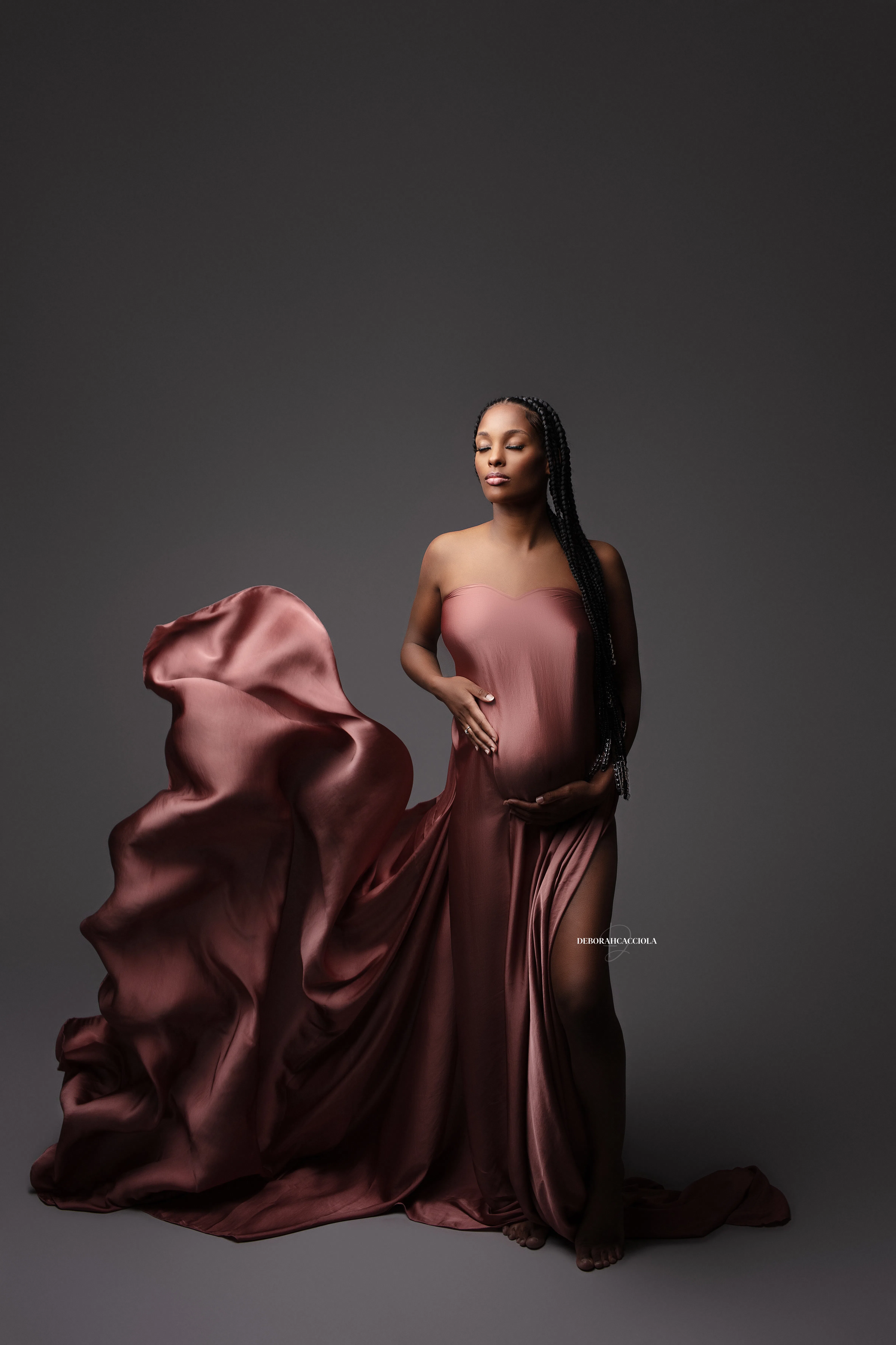 studio maternity portrait in Orléans, France: natural maternity, polished vertical portrait, clear natural result
