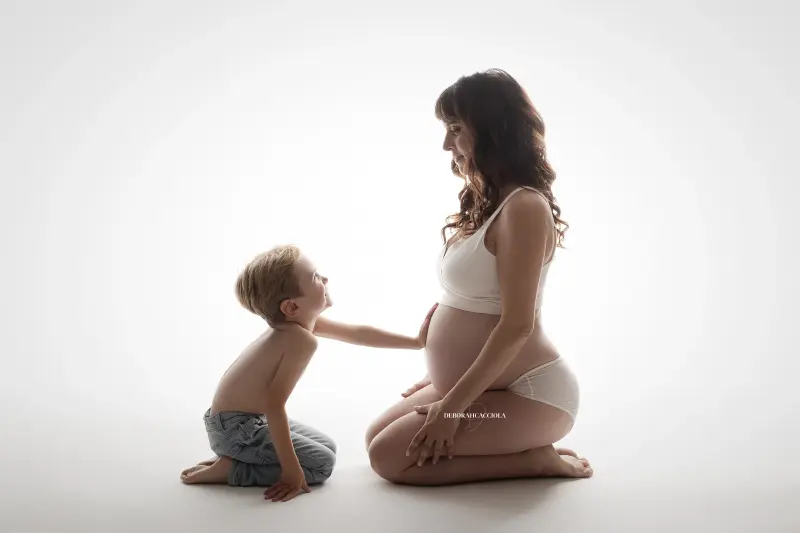 pregnancy session in Orléans, France: natural maternity, soft horizontal setup, style monochrome