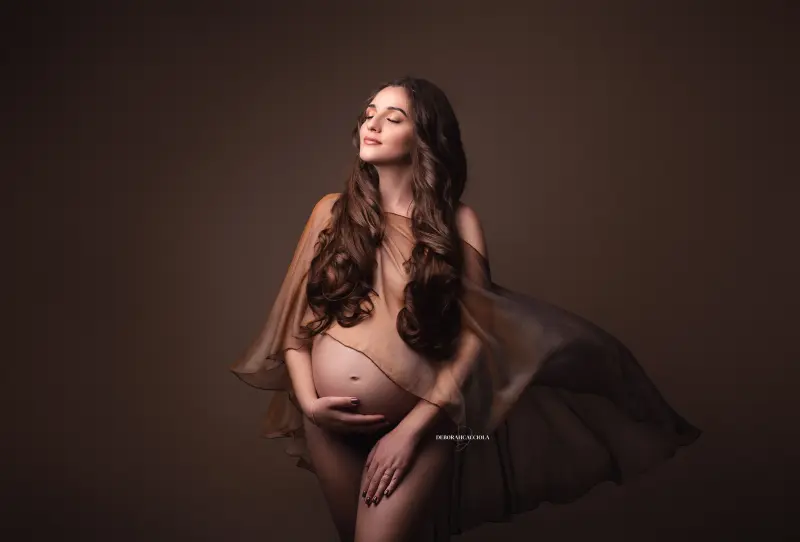 pregnancy photo in Orléans, France: mother-to-be portrait, harmonious wide shot, in color
