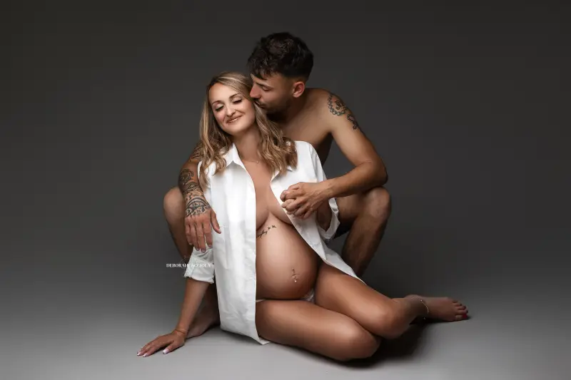 pregnancy session Orléans, France, mother-to-be during a studio session, harmonious wide shot, bright style